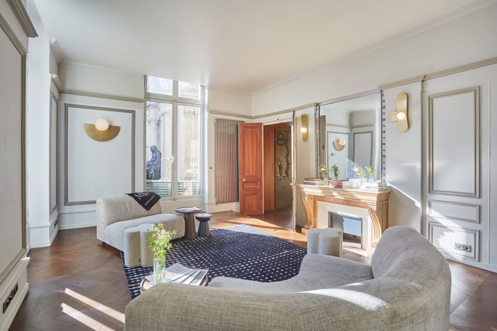 Bright living room with view of the Molière fountain in the 1st arrondissement of Paris. Ideal for showrooms, photo shoots and private events.