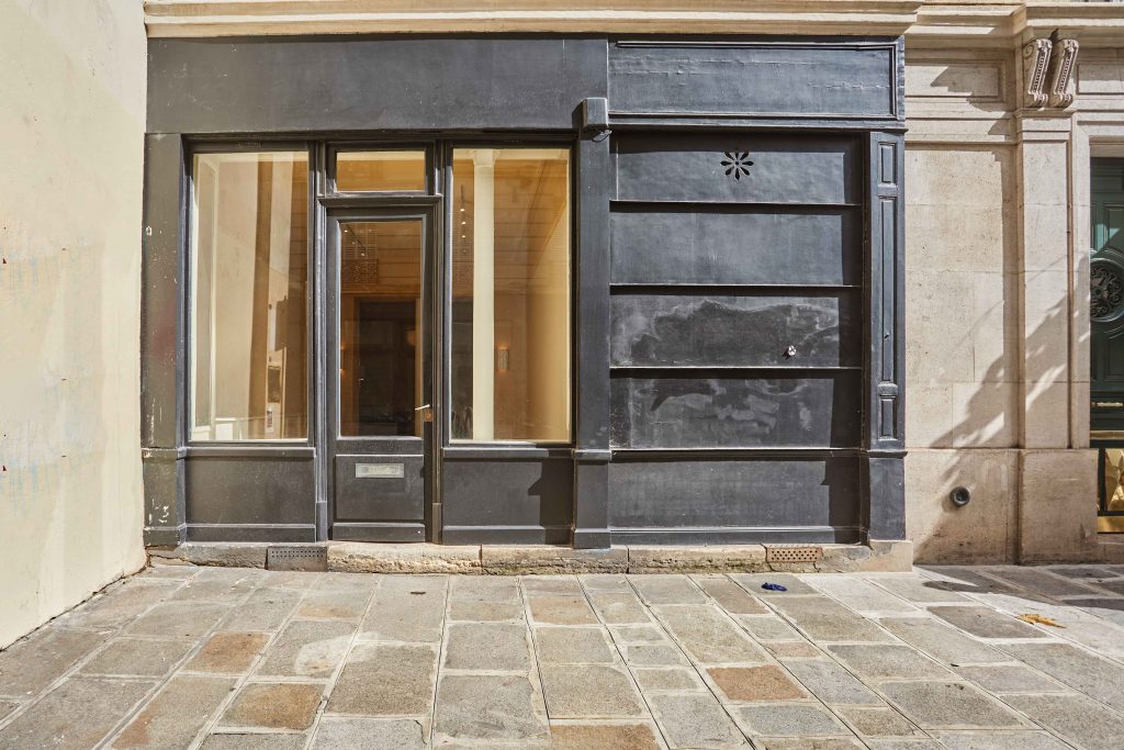 Facade Showroom Dauphine for rent, pop up for rent in the 6th arrondissement